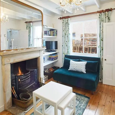 Host & - Gun Gutter House