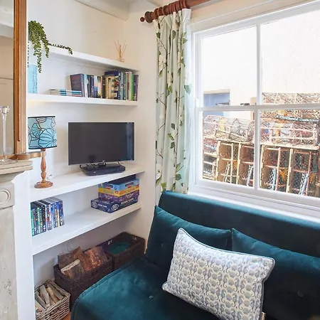 Host & - Gun Gutter House